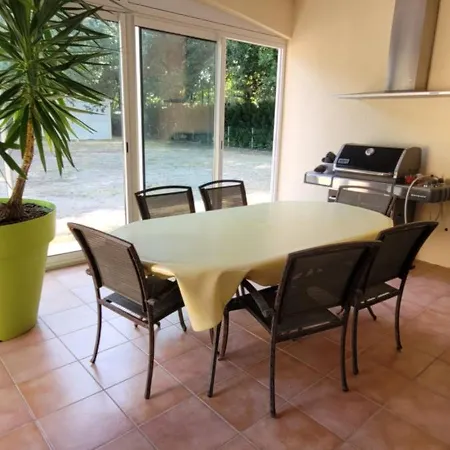 Villa Spacious Saint-Vivien-de-Medoc